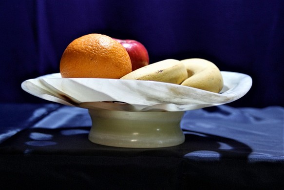果物皿　フルーツ皿　天然石オニックスから彫りだされた果物専用皿、　窓の開いた美しい皿　テーブルの上に置いて使えます。 1枚目の画像