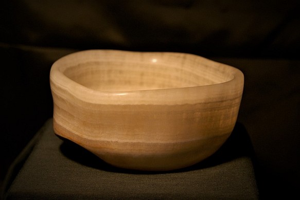 石の器　Ⅱ　抹茶茶碗　『月あかり』花器　天然のオニックスで作られた石の器　石の模様と器の形が呼応した美しい器 1枚目の画像