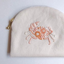 桜色のカニ刺繍 ファスナーポーチ 【オリジナル手刺繍】 1枚目の画像