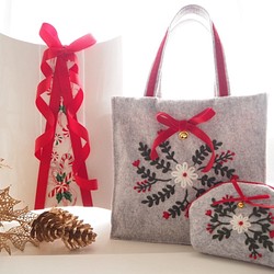 【クリスマスギフトラッピング付】クリスマスリースの刺繍バッグ＆ポーチ 1枚目の画像