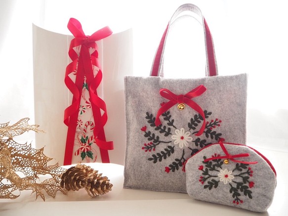 【クリスマスギフトラッピング付】クリスマスリースの刺繍バッグ＆ポーチ 1枚目の画像