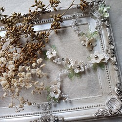 ガーデンスタイルの小さな白い花のツーピースブライダルヘッドドレスジュエリー 1枚目の画像