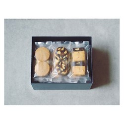 ▾《個包装２個入》クッキーアソート【ギフトボックス（M）】 ３６個入り（１８袋）　手提げ付き 1枚目の画像