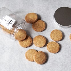 PET円筒容器入り 全粒粉スペルト小麦のクッキー12個入り　よつ葉バター使用 1枚目の画像