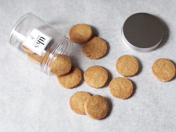 PET円筒容器入り 全粒粉スペルト小麦のクッキー12個入り　よつ葉バター使用 1枚目の画像