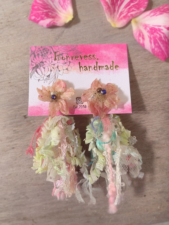 Bonrevess.handmade [[浪漫又可愛的小姐］］日本製漸層手工染線 真實花朵耳環 第1張的照片