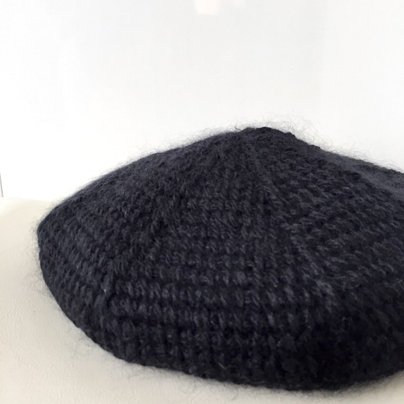 アフガン編みのベレー帽 ブラック 1枚目の画像