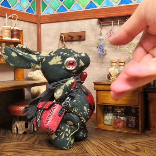 手のひらサイズの手乗りドラゴン 旅するドラゴン マーブル模様 マーブル模様 ぬいぐるみ 革ロボット 暦堂 通販 Creema クリーマ ハンドメイド 手作り クラフト作品の販売サイト