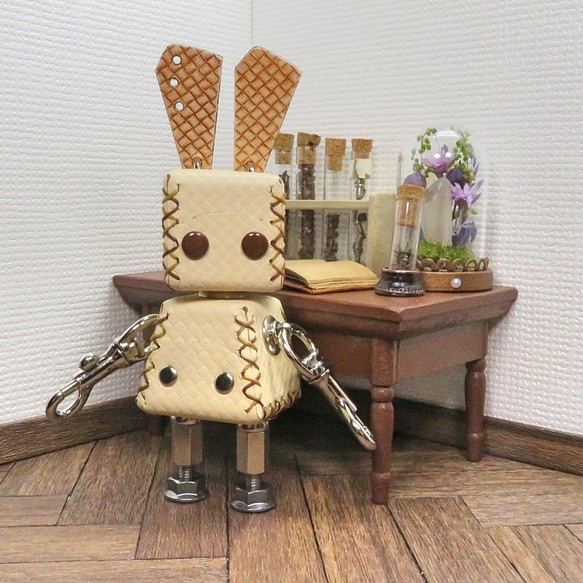 ウサギ型革ロボット レザビット（ベージュ）暦堂 1枚目の画像