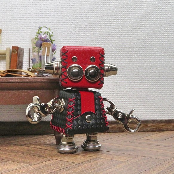 革で出来たロボットレザボット（赤×黒）暦堂 1枚目の画像