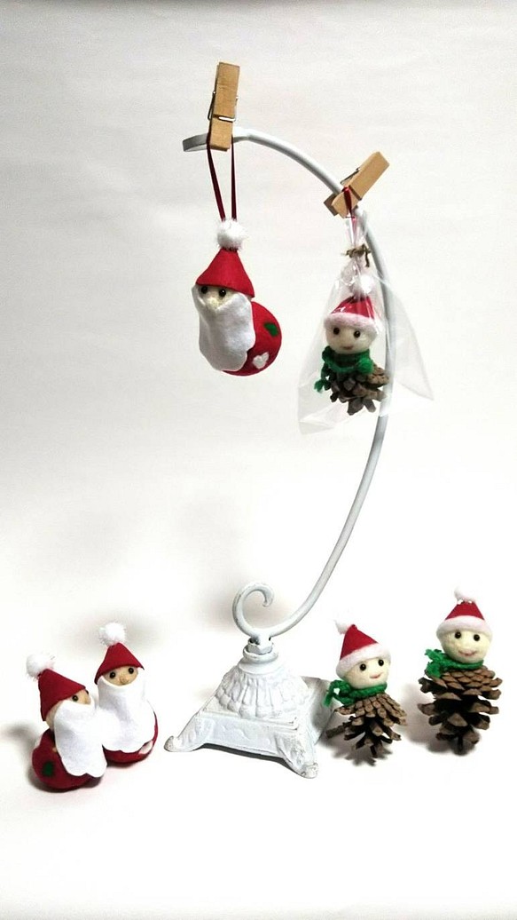【クリスマス限定】羊毛フェルトで作った松ぼっくりスノーマン　吊り下げタイプ 1枚目の画像