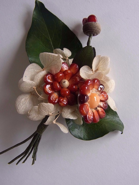種の花コサージュ（赤コーン） 1枚目の画像