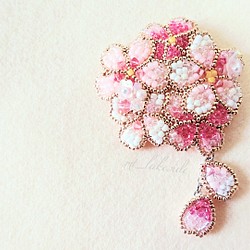 ビーズ刺繍の花びらゆれる桜ブローチ 1枚目の画像