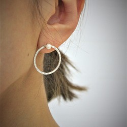 Planet Moon / Earrings (ピアス) - 2 pearls 1枚目の画像