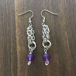 チェンメイル模様のイヤリング、シーグラスビーズ、紫色 1枚目の画像