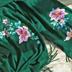 花咲く刺繍マフラーストール　「草深百合」 1枚目の画像
