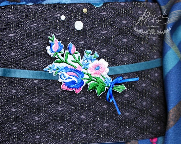 花咲く刺繍ブローチ「ブルーブーケ」Ａ 1枚目の画像