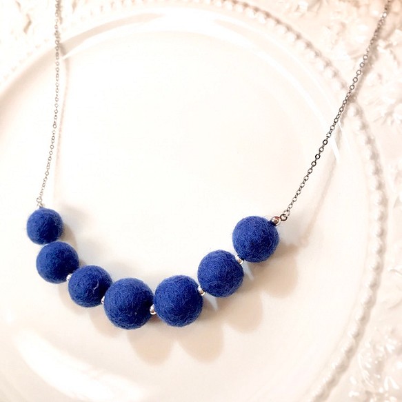 ♦︎再販♦︎シンプルフェルトボール ブルーのネックレス 1枚目の画像