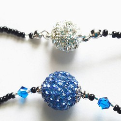 【マグネットタイプのネックレス】ラインストーンボール（ブルー）＆スワロフスキー（カプリブルー）のネックレス 1枚目の画像
