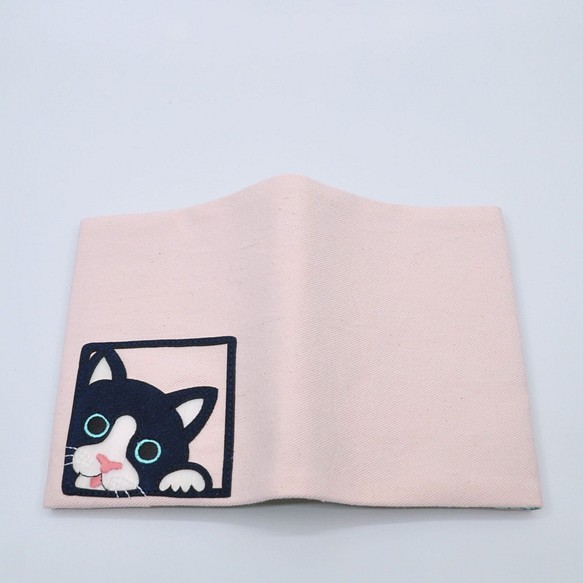 ☆半額セール☆ハチワレ猫アップリケ刺繍ブックカバー文庫本サイズ〈ピンク〉 1枚目の画像
