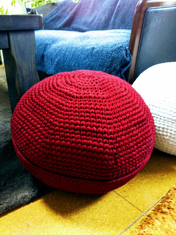 手編みプフ(直径37㎝高さ27㎝）赤 1枚目の画像