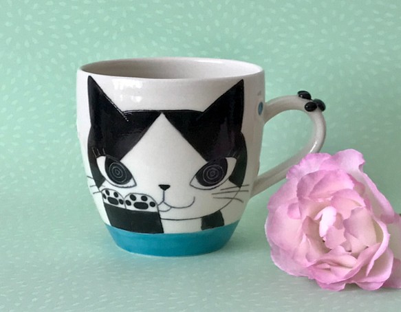 猫絵肉球マグ(白黒ハチワレ猫・トルコブルー)  『猫のマグカップ』 1枚目の画像