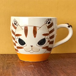 猫絵肉球マグ(両手あげ茶トラ★オレンジ)  『猫のマグカップ』 1枚目の画像