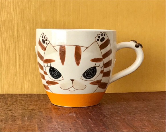 猫絵肉球マグ(両手あげ茶トラ★オレンジ)  『猫のマグカップ』 1枚目の画像