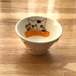 猫絵のぐい呑み(三毛猫)盃形 1枚目の画像