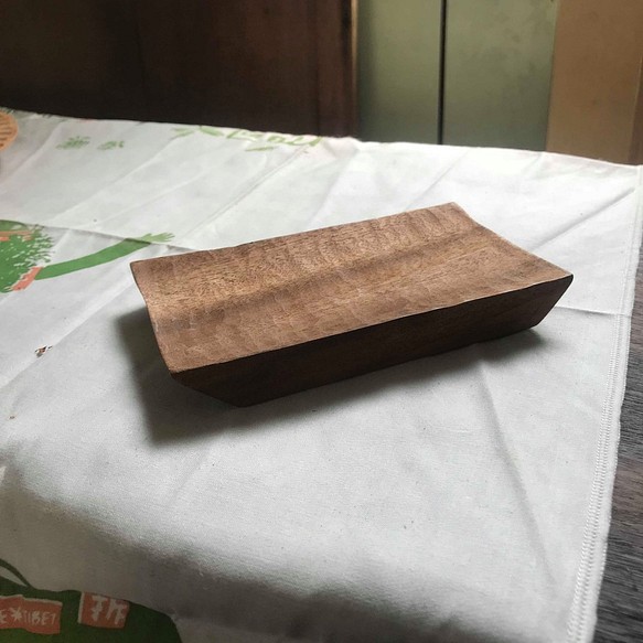 【カスタマイズ】手彫りの木製小皿四角（天然木色） 1枚目の画像