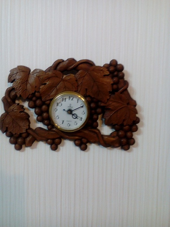 木彫りの壁掛け時計（ぶどう） 1枚目の画像