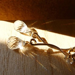宝石質クリスタル ブリオレットカット ドロップ スパイラル ピアス 清々しい 「魅惑の螺旋 イノセント・ラビリンス」 1枚目の画像