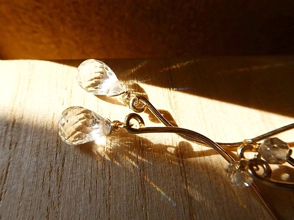 宝石質クリスタル ブリオレットカット ドロップ スパイラル ピアス 清々しい 「魅惑の螺旋 イノセント・ラビリンス」 1枚目の画像