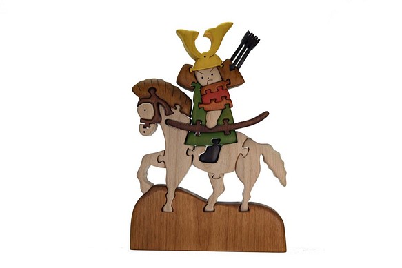 馬に乗った若武者の木製パズル 1枚目の画像