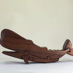 マッコウクジラの木製パズル　ウォールナット 1枚目の画像