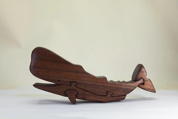 マッコウクジラの木製パズル　ウォールナット 1枚目の画像
