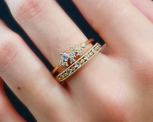 イエローゴールド　華奢な透かしレースの指輪　キラキラCZダイヤモンド　重ね付けに