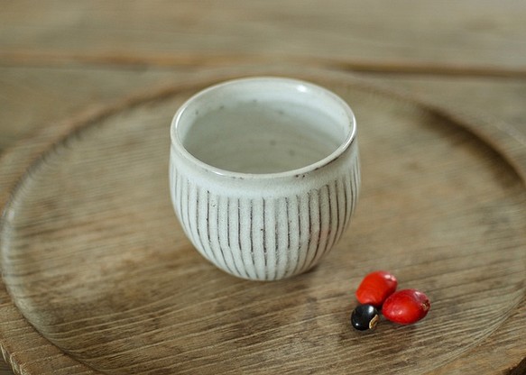 陶器の丸湯のみ（白/鎬） 1枚目の画像