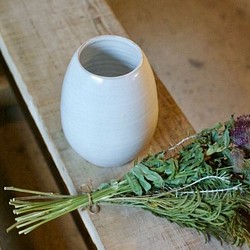 陶器の花瓶（白/a） 1枚目の画像