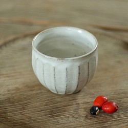陶器の丸湯のみ（白/面） 1枚目の画像