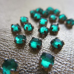 *♥Vintage Austrian Crystal Sew On Soft Emerald Green 10pcs♥* 1枚目の画像