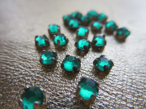 **♥Vintage Austrian Crystal Sew On Soft Emerald Green♥** 1枚目の画像