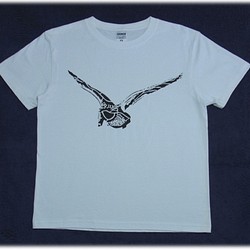 美しいフォルムで羽ばたく鳥 手でペイントされたシンプルなｔシャツ 受注生産 Unisex Tシャツ カットソー ねもと製作所 通販 Creema クリーマ ハンドメイド 手作り クラフト作品の販売サイト