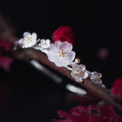 受注制作」サンカヨウのバングル シルバー 水晶 朝露を吸って花びらが 