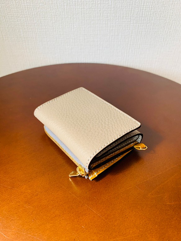 【受注製作】手縫いの三つ折り財布(グレー[灰] × イエロー[黄]、春) 1枚目の画像