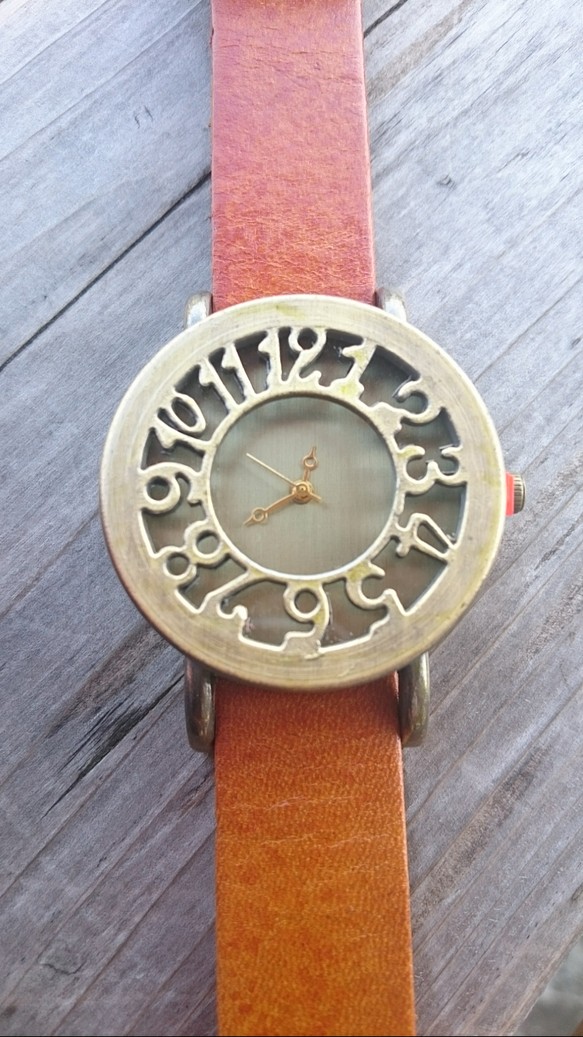 腕時計 <芸術的な彫刻レリーフ 本革 立体文字盤> 1枚目の画像