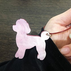 【送料無料】可愛い「トイプードル・ピンクマーブル」をモチーフのバッグチャーム・動物シリーズ　レーザー加工 1枚目の画像