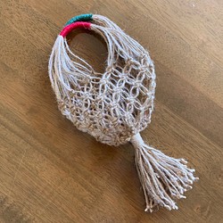 マクラメ編みのにんにくストッカー／手芸用麻糸で 1枚目の画像