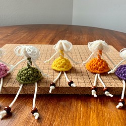 マクラメ編み〜小さ女の子のストラップ 1枚目の画像