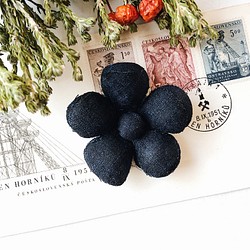 リネンでできたインディゴブルーのお花ブローチ 1枚目の画像